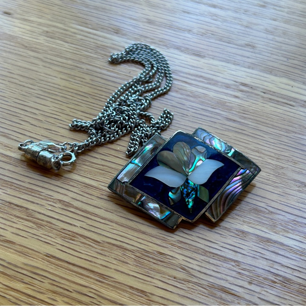 Vintage Mother of pearl pin / pendant!